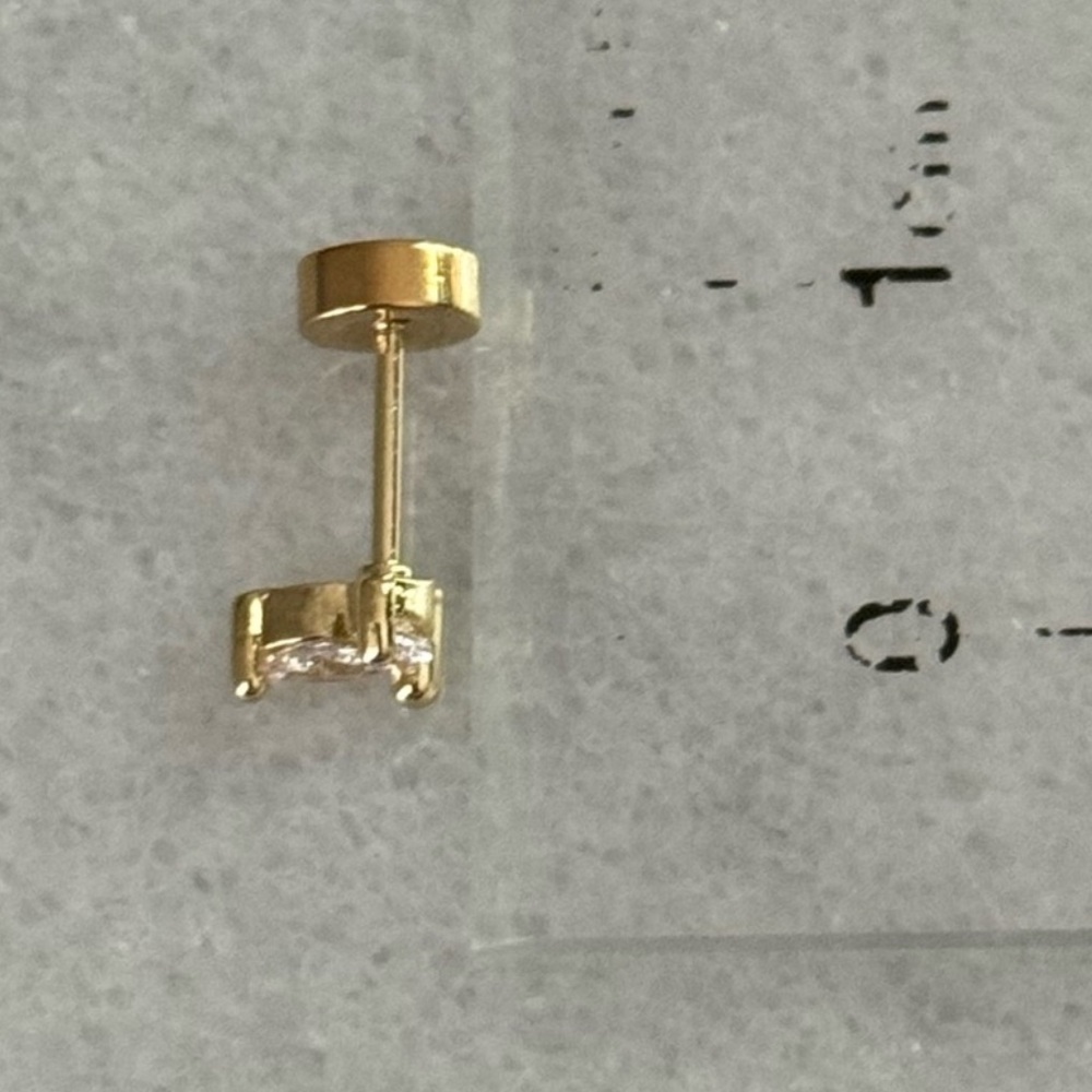 Gold Leaf Tear Drop Cartilage Earring 

Brand New - Picture 4 of 4